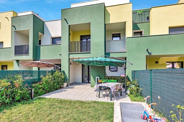 casa indipendente in vendita a Milano in zona Crescenzago