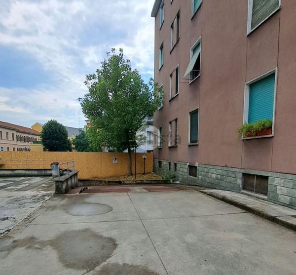 negozio in vendita a Milano in zona Dergano