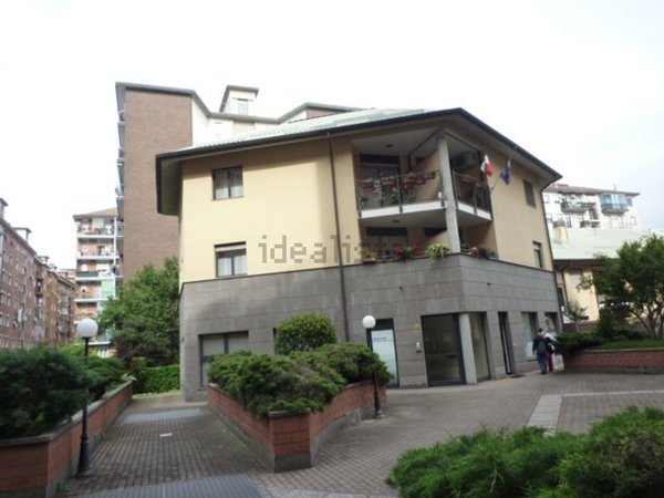 ufficio in vendita a Milano in zona Quarto Oggiaro