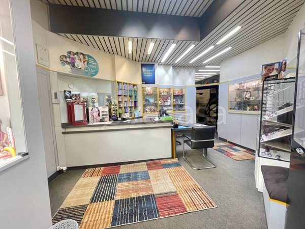 negozio in vendita a Milano in zona Lorenteggio