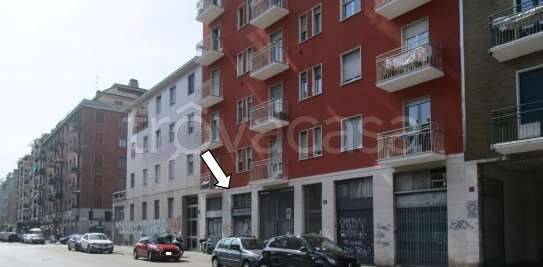 negozio in vendita a Milano in zona Cascina dei Pomi