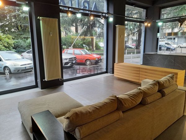 negozio in vendita a Milano in zona Rembrandt