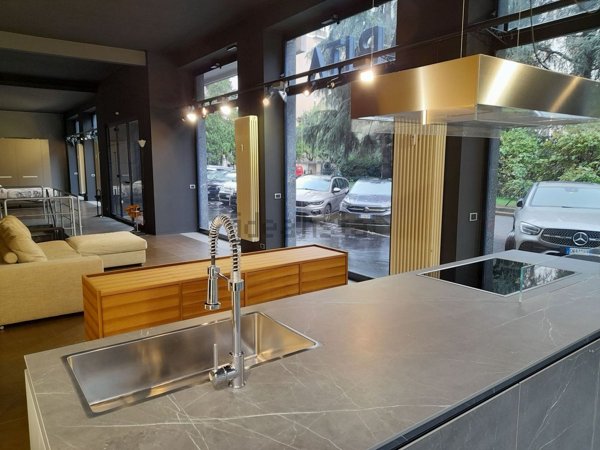 negozio in vendita a Milano in zona Rembrandt