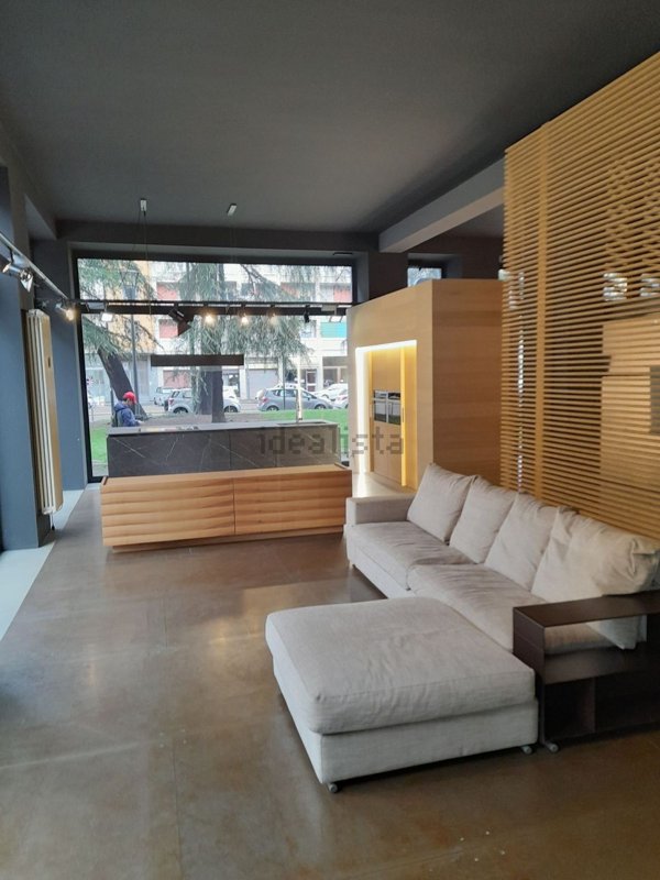 negozio in vendita a Milano in zona Rembrandt