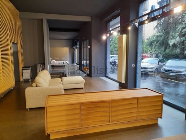 negozio in vendita a Milano in zona Rembrandt