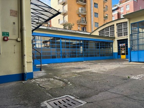 negozio in vendita a Milano in zona Lorenteggio