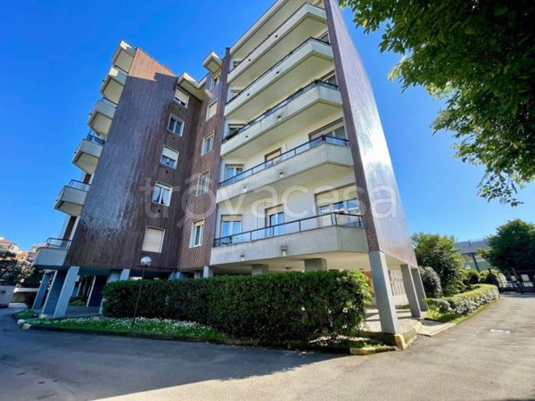 negozio in vendita a Milano in zona Baggio