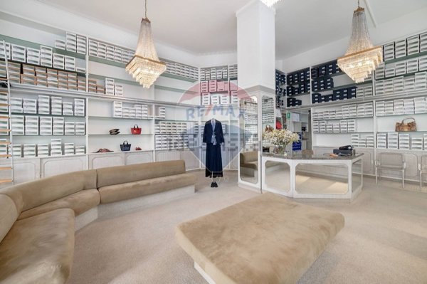 locale commerciale in vendita a Milano in zona Porta Vittoria