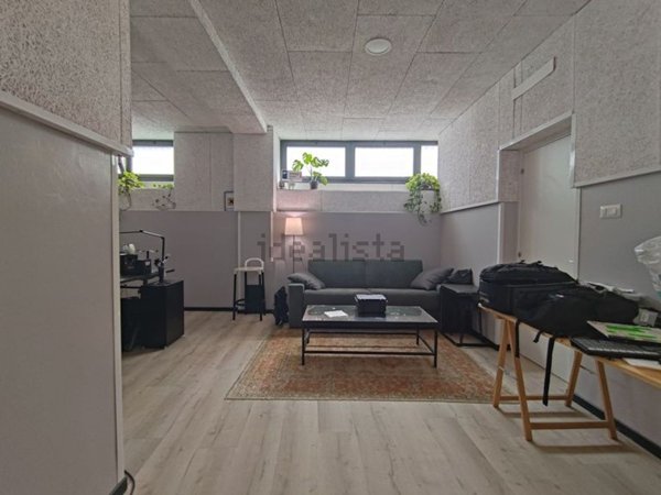 ufficio in vendita a Milano in zona Corvetto