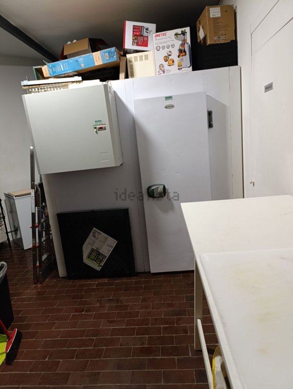 negozio in vendita a Milano in zona Guastalla