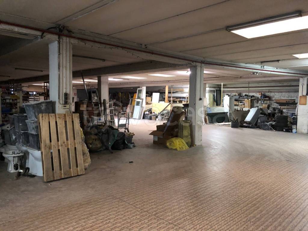 locale commerciale in vendita a Milano