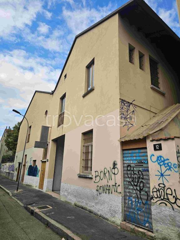 locale commerciale in vendita a Milano in zona Piazzale Lodi