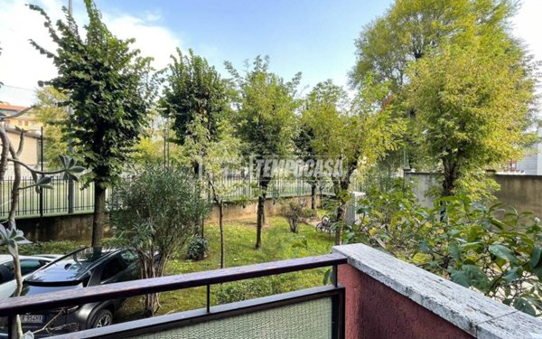 appartamento in vendita a Milano in zona Lambrate