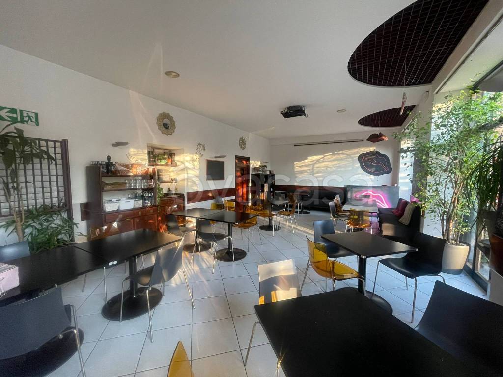 negozio in vendita a Milano in zona Rogoredo