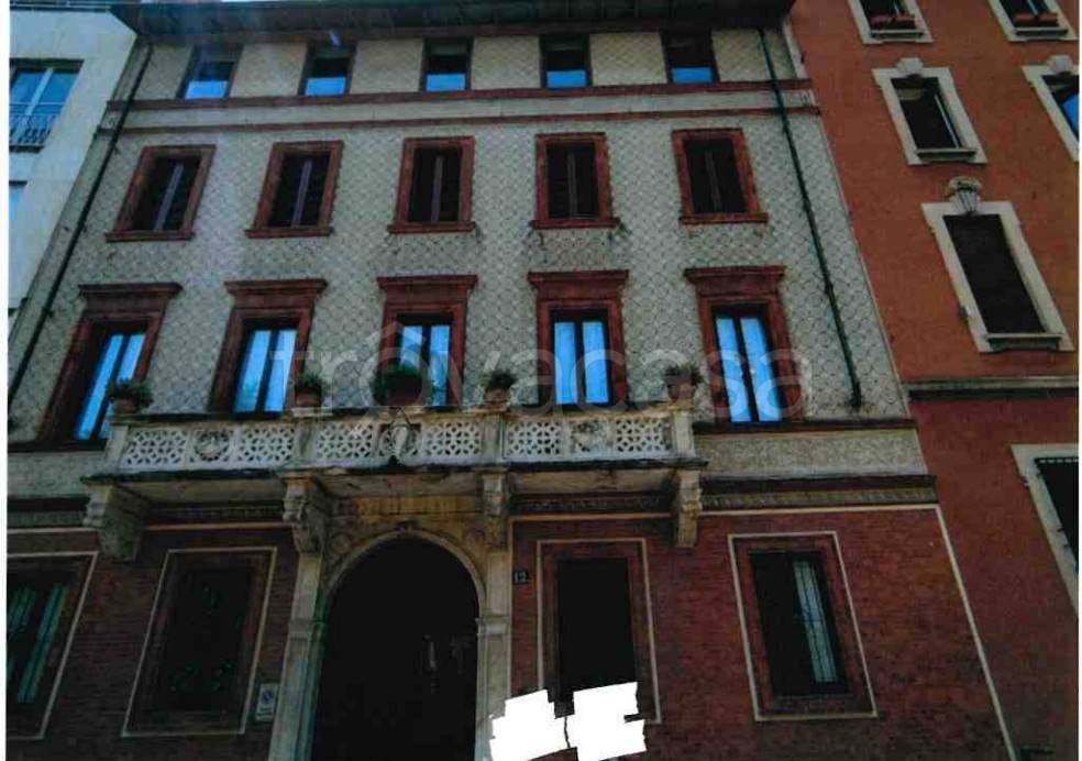 appartamento in vendita a Milano in zona Sant'Ambrogio