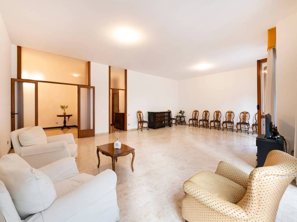 appartamento in vendita a Milano in zona Porta Nuova