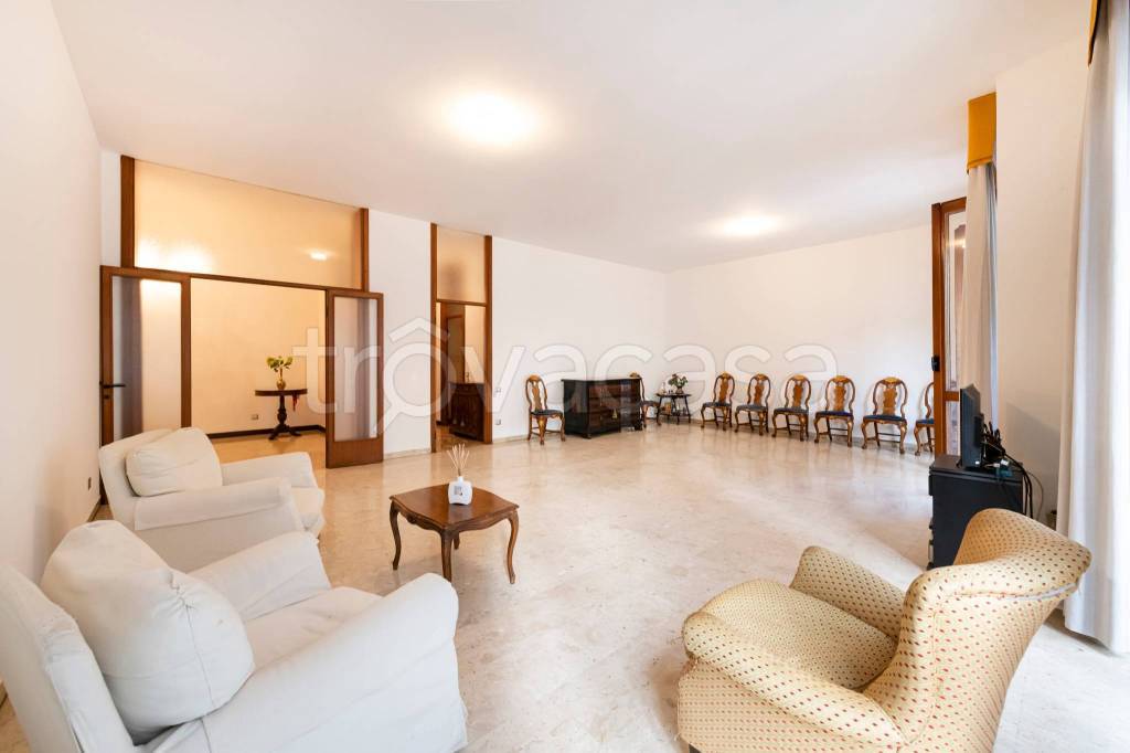 appartamento in vendita a Milano in zona Porta Nuova