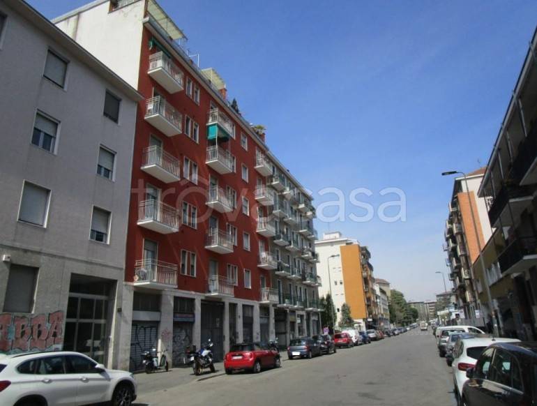 negozio in vendita a Milano in zona Cascina dei Pomi