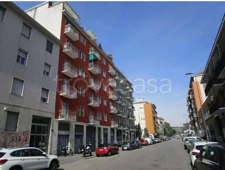 negozio in vendita a Milano in zona Cascina dei Pomi