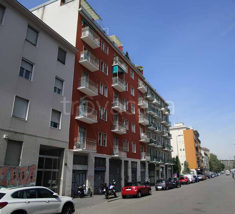 negozio in vendita a Milano in zona Cascina dei Pomi