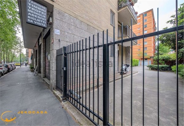 negozio in vendita a Milano in zona Rembrandt