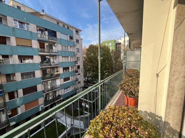 appartamento in vendita a Milano in zona Lorenteggio