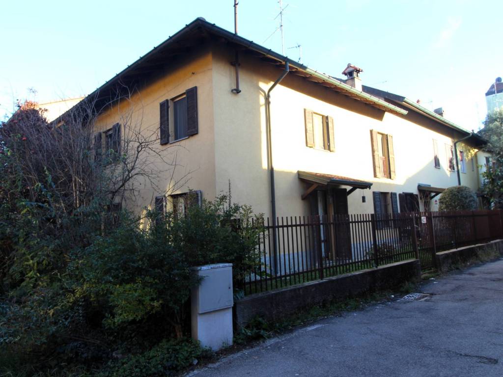 casa indipendente in vendita a Milano in zona Figino