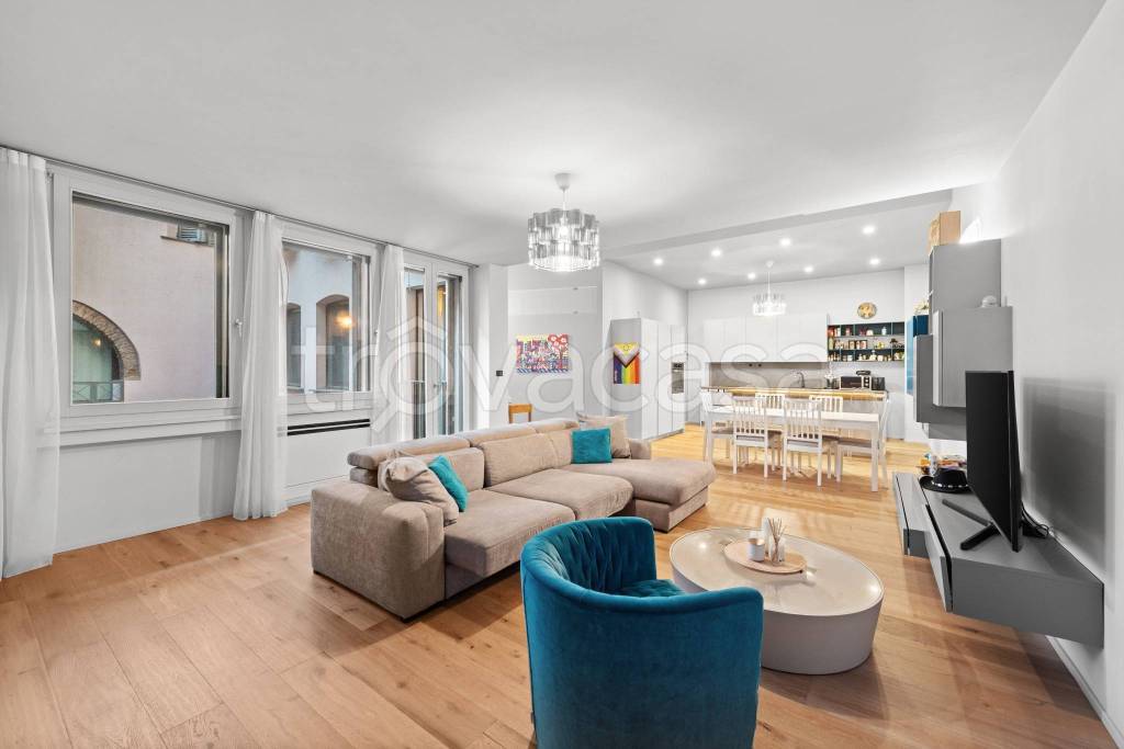 appartamento in vendita a Milano in zona Sant'Ambrogio