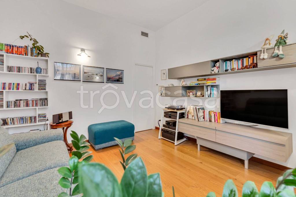 appartamento in vendita a Milano in zona Morivione