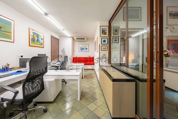 ufficio in vendita a Milano in zona Guastalla