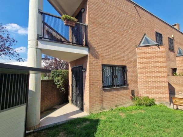 casa indipendente in vendita a Milano in zona Famagosta