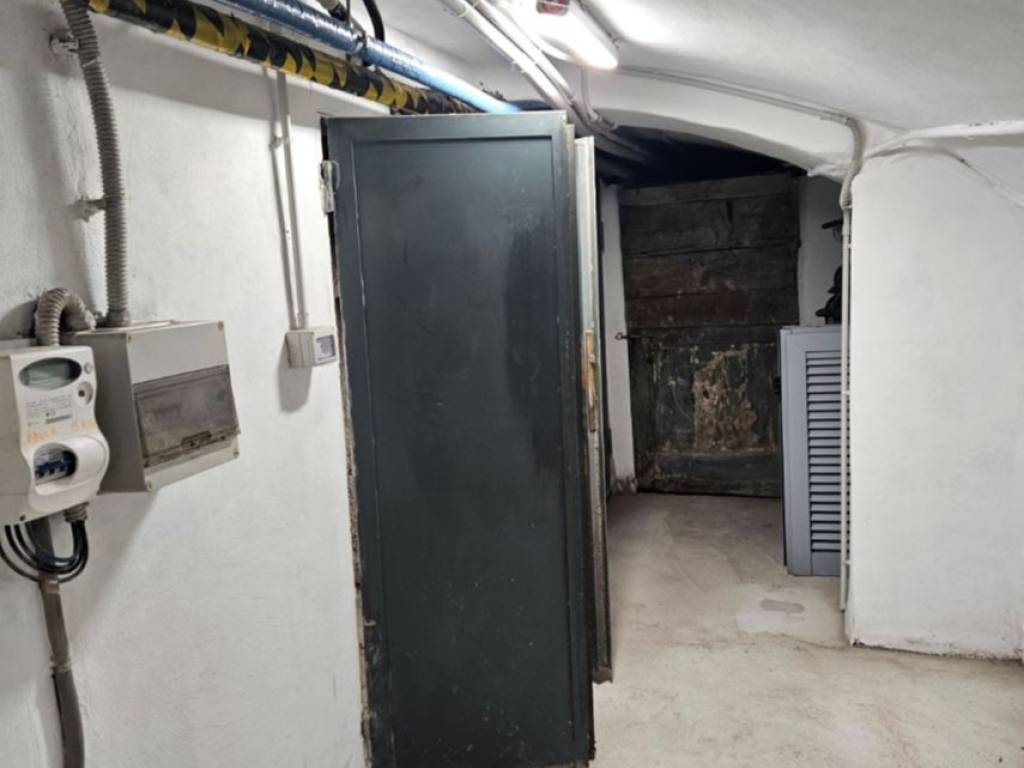 locale commerciale in vendita a Milano in zona Porta Ticinese