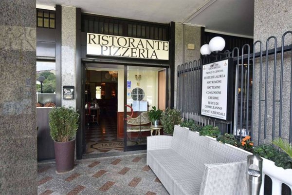 negozio in vendita a Milano in zona Famagosta