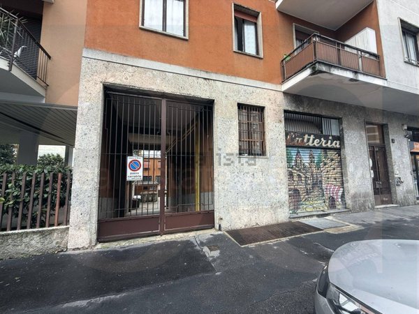 locale commerciale in vendita a Milano in zona Baggio