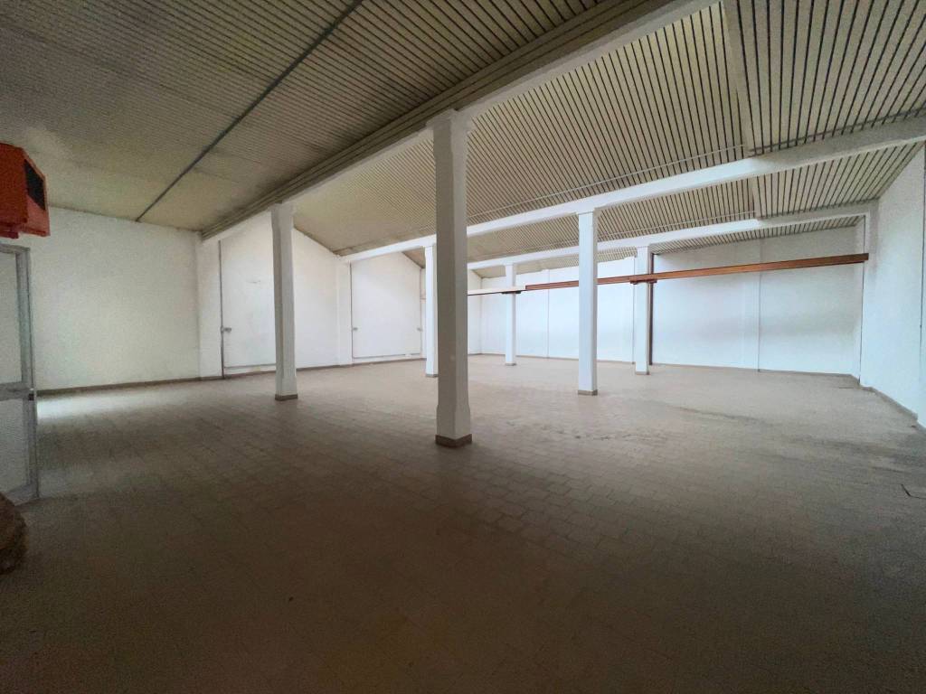 locale commerciale in vendita a Milano