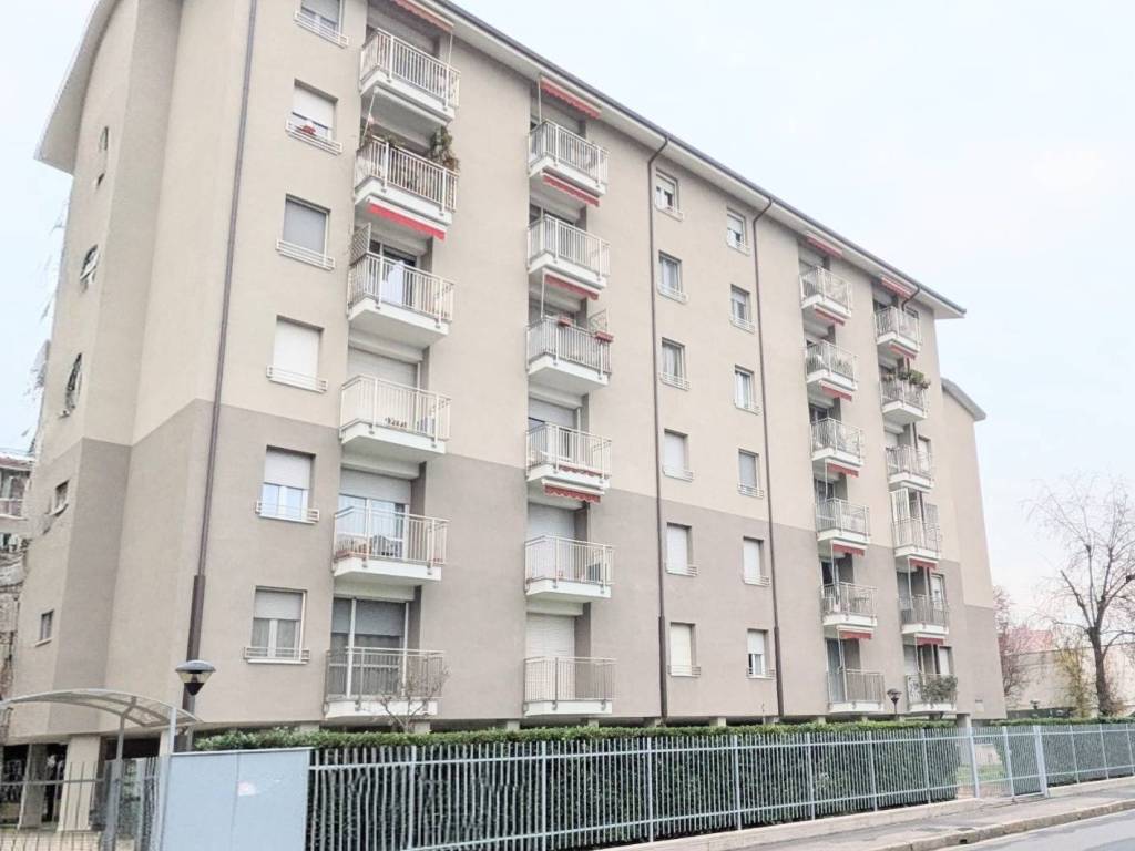 appartamento in vendita a Milano in zona Trenno