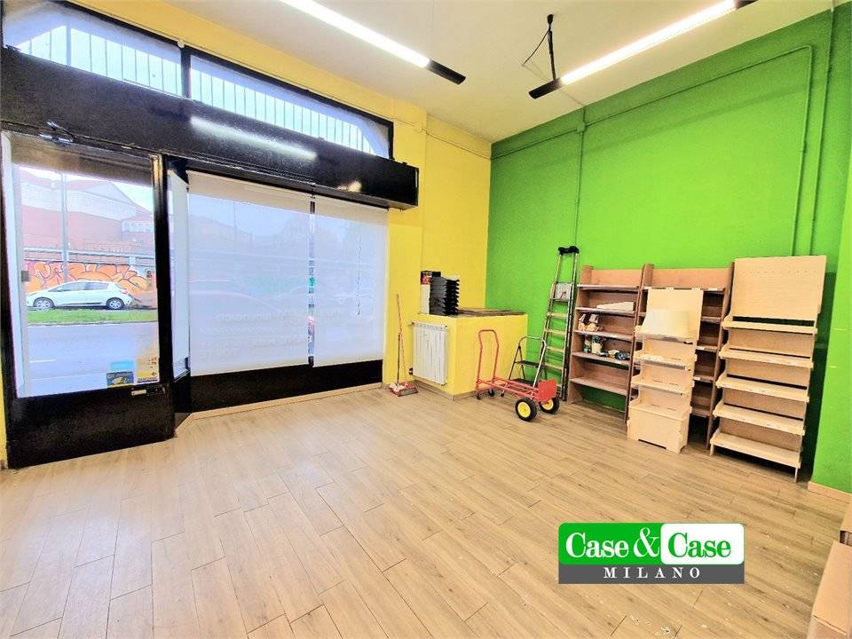 negozio in vendita a Milano in zona Lorenteggio