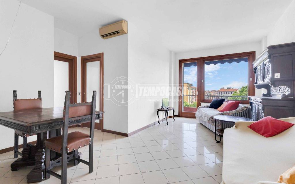 appartamento in vendita a Milano in zona Lorenteggio