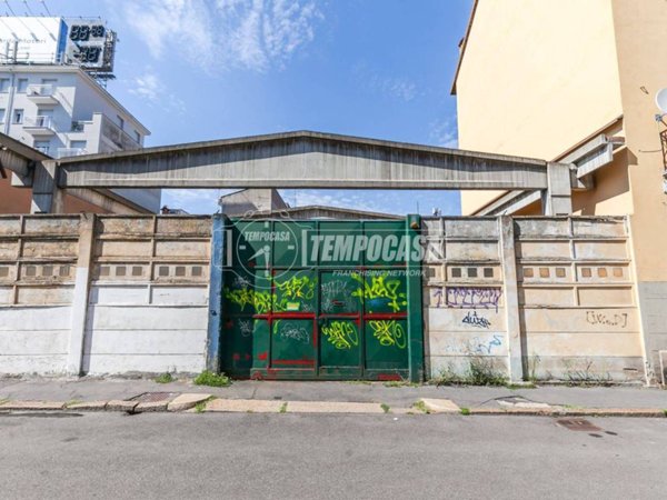 negozio in vendita a Milano in zona Quarto Oggiaro