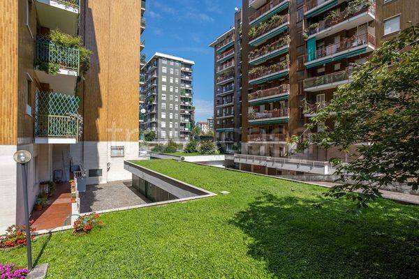 appartamento in vendita a Milano in zona Lorenteggio