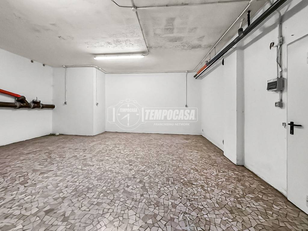 locale commerciale in vendita a Milano in zona Città Studi