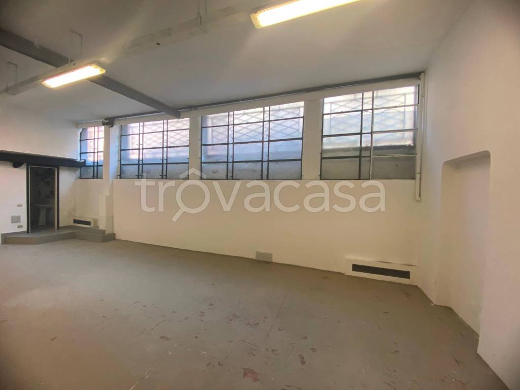 locale commerciale in vendita a Milano in zona Porta Genova