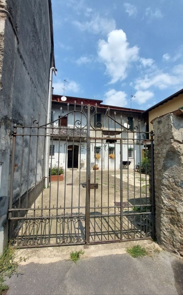 appartamento in vendita a Milano in zona Baggio