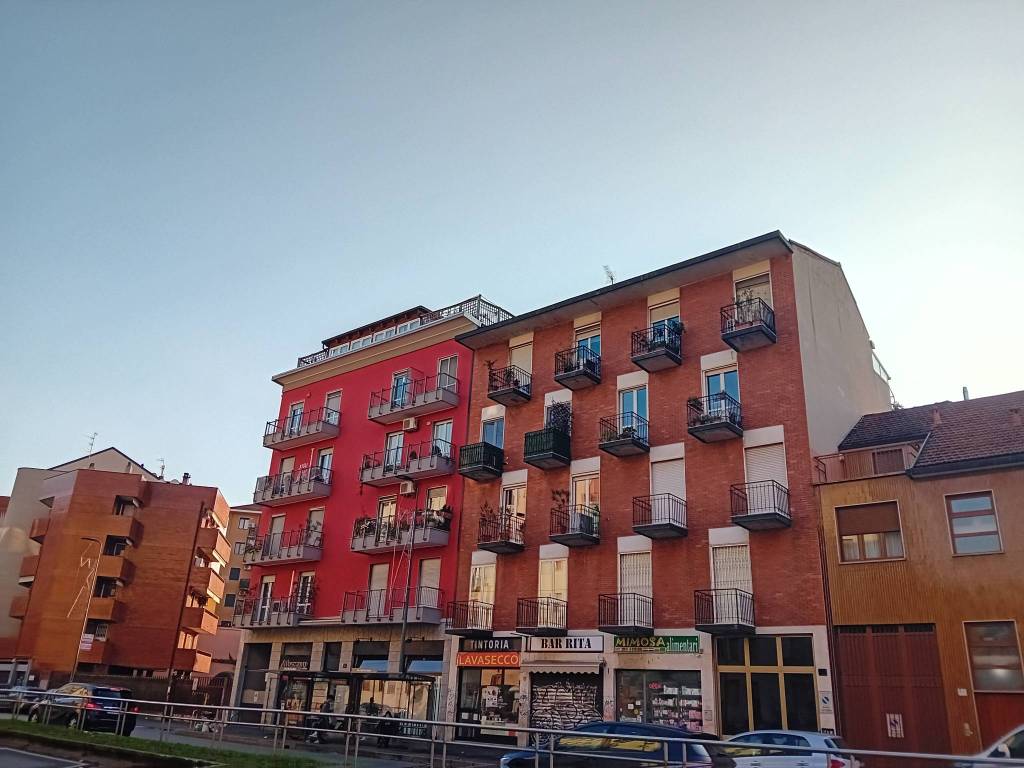 negozio in vendita a Milano in zona Barona