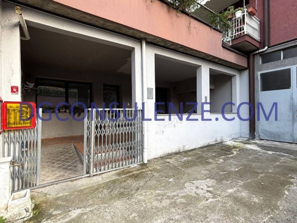 locale commerciale in vendita a Milano in zona Forlanini