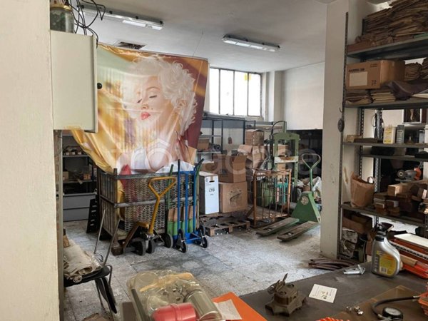 negozio in vendita a Milano in zona Corvetto