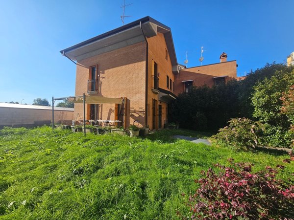casa indipendente in vendita a Milano in zona Baggio