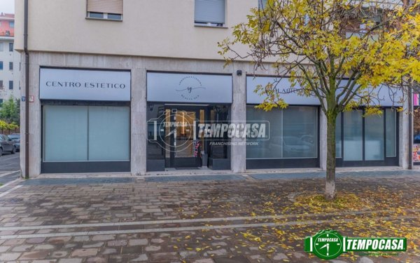 negozio in vendita a Milano in zona Quarto Oggiaro