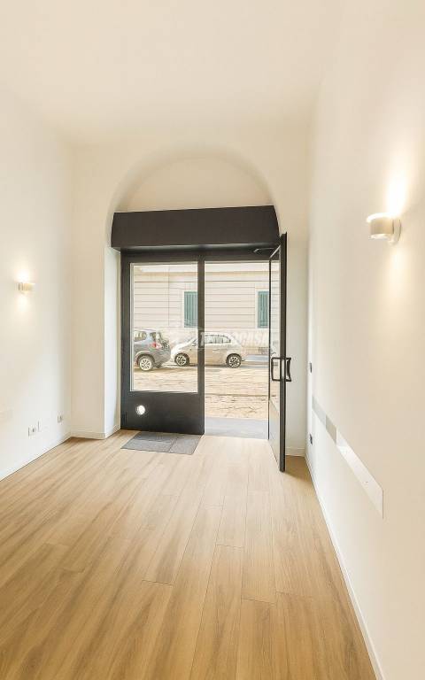 negozio in vendita a Milano in zona Porta Nuova