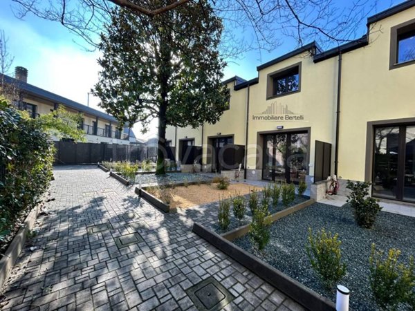 casa indipendente in vendita a Milano in zona Crescenzago
